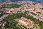 Vyhlídkové lety přes Brno a jeho okolí nabízí krásný pohled na hrad Špilberk.